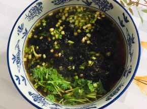 加入适量的开水搅拌均匀调成汤底！有条件的可以加入鸡汤或者大骨汤，味道会更鲜美哦！