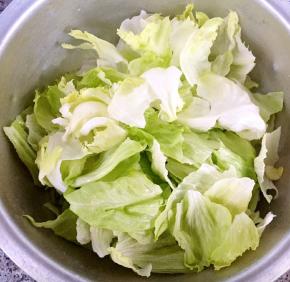 生菜一定要用手来撕成片装比刀切出来的好吃