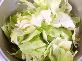 生菜一定要用手来撕成片装比刀切出来的好吃