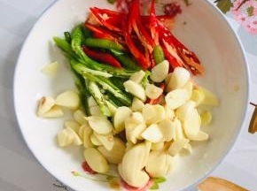 蒜瓣切片，小米辣和尖椒切成块备用！