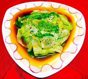 盘边用水萝卜做装饰中间装入生菜就大功告成了