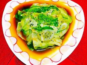 盘边用水萝卜做装饰中间装入生菜就大功告成了