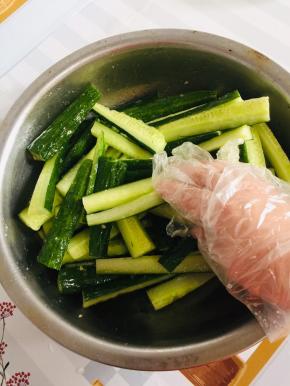 加入3勺盐拌匀腌制一个小时出水！