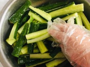 加入3勺盐拌匀腌制一个小时出水！