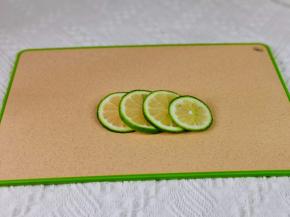 柠檬用盐搓好后冲洗，再切片。