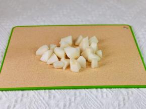 梨去皮去核切小块。