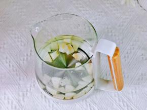 切好的梨立即放入水中，避免氧化。