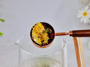 再加入玫瑰花与胎菊。