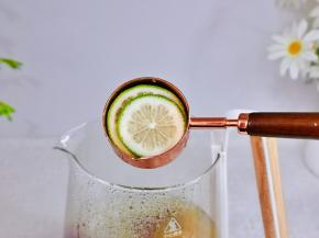 加入切好的柠檬片。