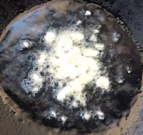 锅中倒入底油加热放入蒜粒爆香