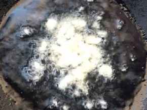 锅中倒入底油加热放入蒜粒爆香