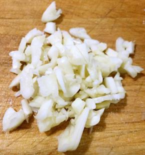 蒜去皮洗净切成蒜粒