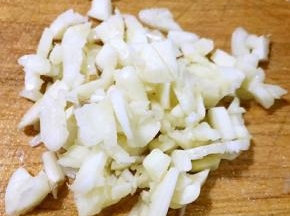 蒜去皮洗净切成蒜粒