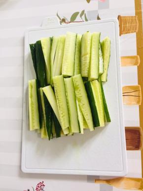 选择嫩一点的黄瓜，去掉两头，对半切开，切成条，再切成段备用！