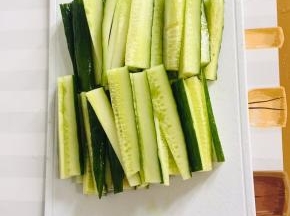 选择嫩一点的黄瓜，去掉两头，对半切开，切成条，再切成段备用！