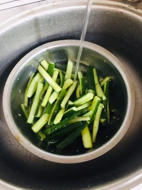 腌制好的黄瓜用水冲洗干净，去掉多余的盐分！