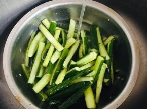 腌制好的黄瓜用水冲洗干净，去掉多余的盐分！