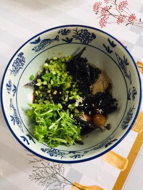 碗中放入适量的紫菜，葱花，香菜段，一勺盐，一勺鸡精，少许白糖，两勺生抽，一勺白醋，一勺胡椒粉，适量的香油！
