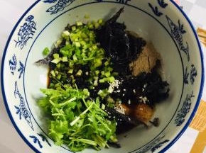 碗中放入适量的紫菜，葱花，香菜段，一勺盐，一勺鸡精，少许白糖，两勺生抽，一勺白醋，一勺胡椒粉，适量的香油！