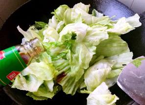 倒入调味料蚝油