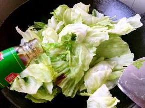 倒入调味料蚝油