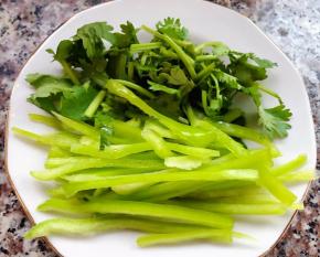 尖椒切丝香菜切段备用