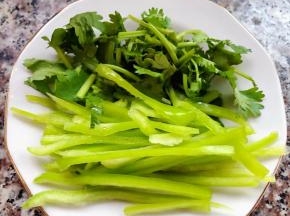 尖椒切丝香菜切段备用