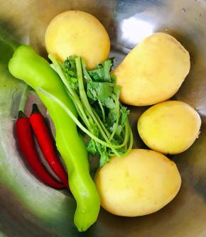准备原材料土豆去皮、尖椒去籽香菜和小米辣洗净