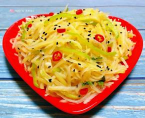 酸辣开胃的凉拌土豆丝装入容器中撒上小米辣和黑芝麻瞬间颜值爆表