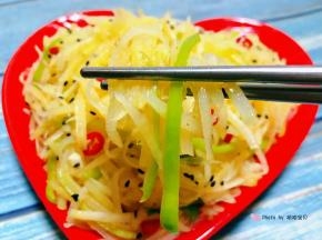 土豆丝入口酸辣脆爽让人回味无穷