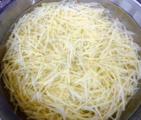 焯好水的土豆丝立即放入冷水中过凉冲洗干净沥干水份