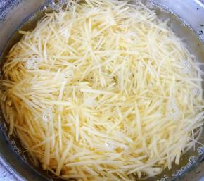 土豆切成细丝在水中浸泡一会儿这样可以去掉多余的淀粉