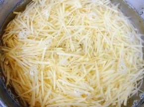 土豆切成细丝在水中浸泡一会儿这样可以去掉多余的淀粉