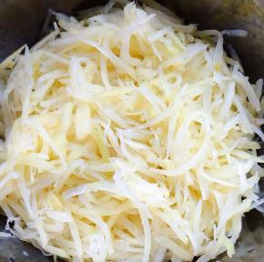 土豆丝沥干水份备用