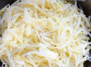 土豆丝沥干水份备用