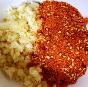 蒜剁成蒜粒和辣椒面芝麻一起放入容器中