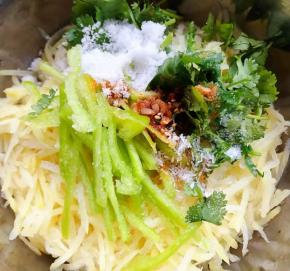 土豆丝、尖椒丝，香菜、糖、盐、味精、醋、自制蒜蓉辣椒油装入容器中
