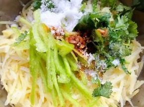土豆丝、尖椒丝，香菜、糖、盐、味精、醋、自制蒜蓉辣椒油装入容器中