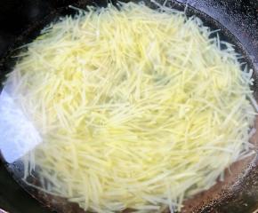 锅中烧开水放入土豆丝焯水至断生即可