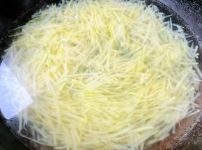 锅中烧开水放入土豆丝焯水至断生即可