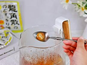 再加入一颗龙角散，借助余温融化即可。