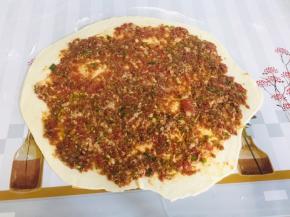 把肉馅儿均匀的涂抹在面片上！