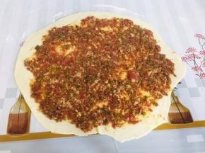 把肉馅儿均匀的涂抹在面片上！