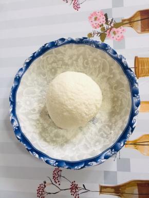 面粉中加入酵母和适量的水揉成软硬适中的面团！