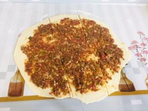 如图在面片上三分之一处划两刀，记住中间不要划断了！中间部分和两边划的部分刚好等分成三份儿！