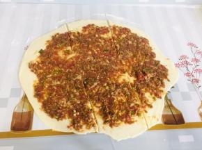 如图在面片上三分之一处划两刀，记住中间不要划断了！中间部分和两边划的部分刚好等分成三份儿！