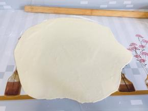 发酵好的面团揉匀排气，擀成薄片！
