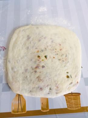 把整理好的面团擀成薄一点的饼胚！