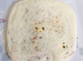 把整理好的面团擀成薄一点的饼胚！