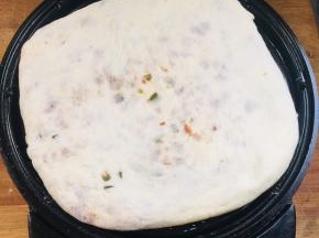 提前把电饼铛加热，倒上适量的油，放入饼胚！